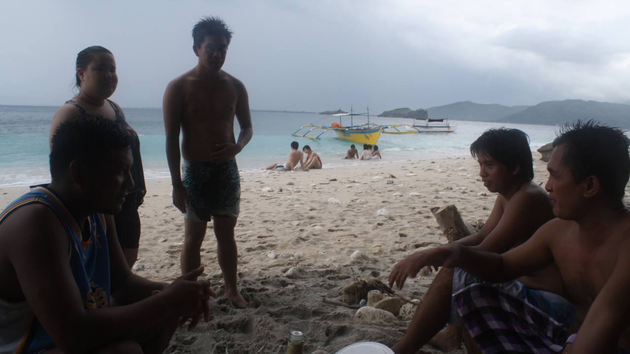スービックの島で地元のフィリピン人と交流