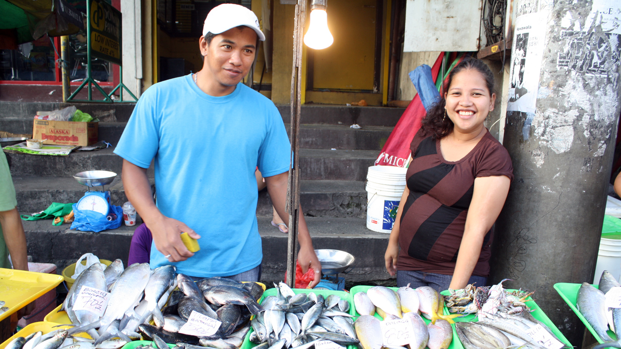 マニラの路上で魚を売るフィリピン人夫婦