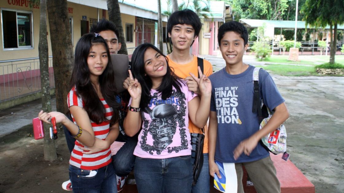 CNE1キャンパス内のフィリピン人の大学生