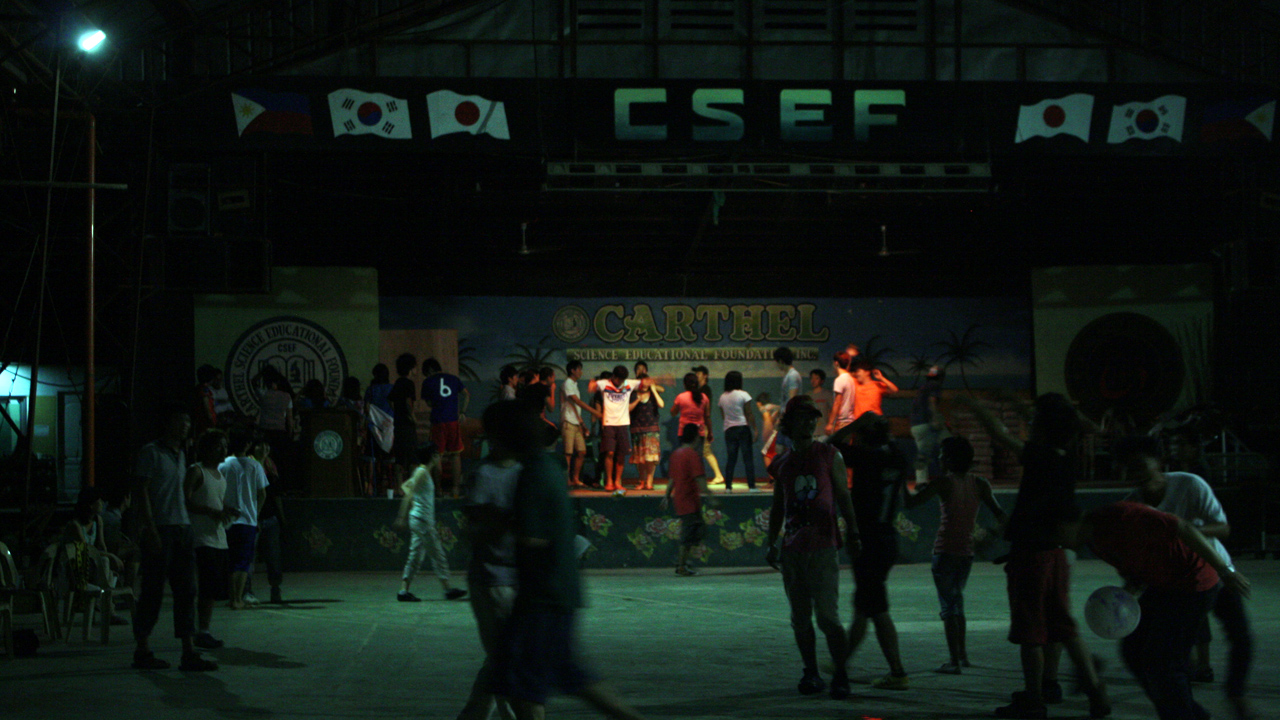 CNE1のドリキングパーティーでダンスを踊る生徒たち