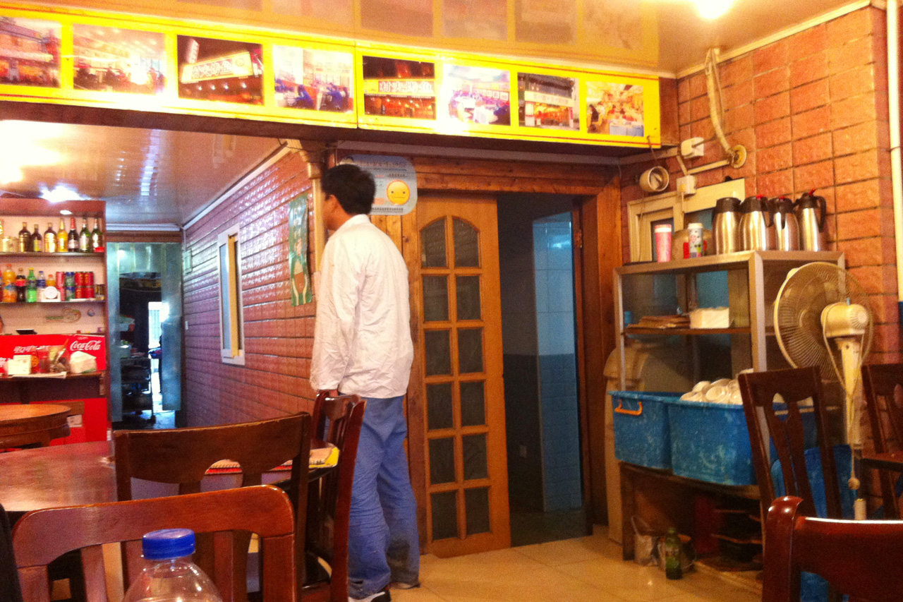 村夫焼魚の店内でテレビを見ているオッサン