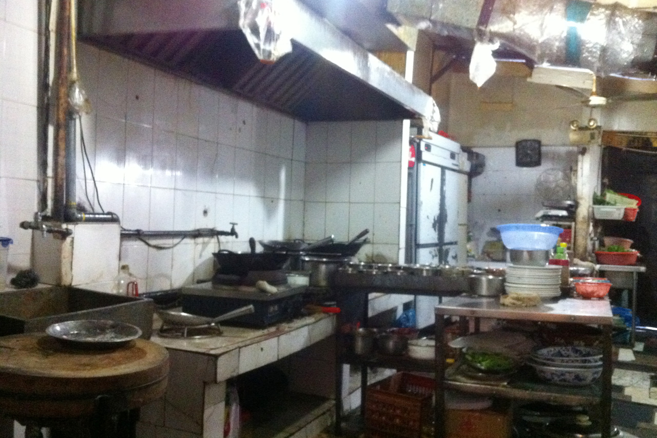 静安寺の村夫焼魚の厨房