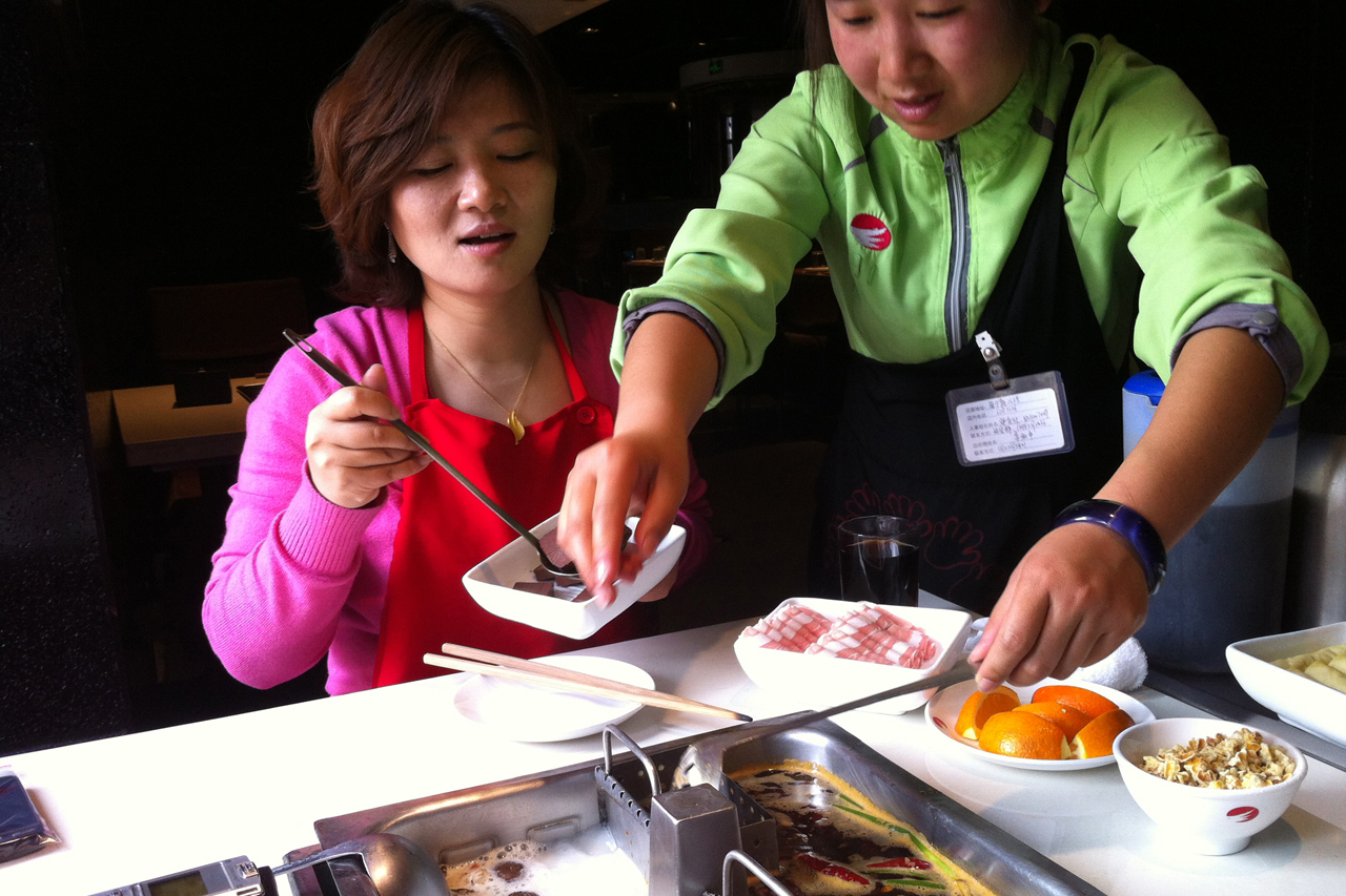 上海で大人気の海底撈火鍋の面白いサービスに感動！