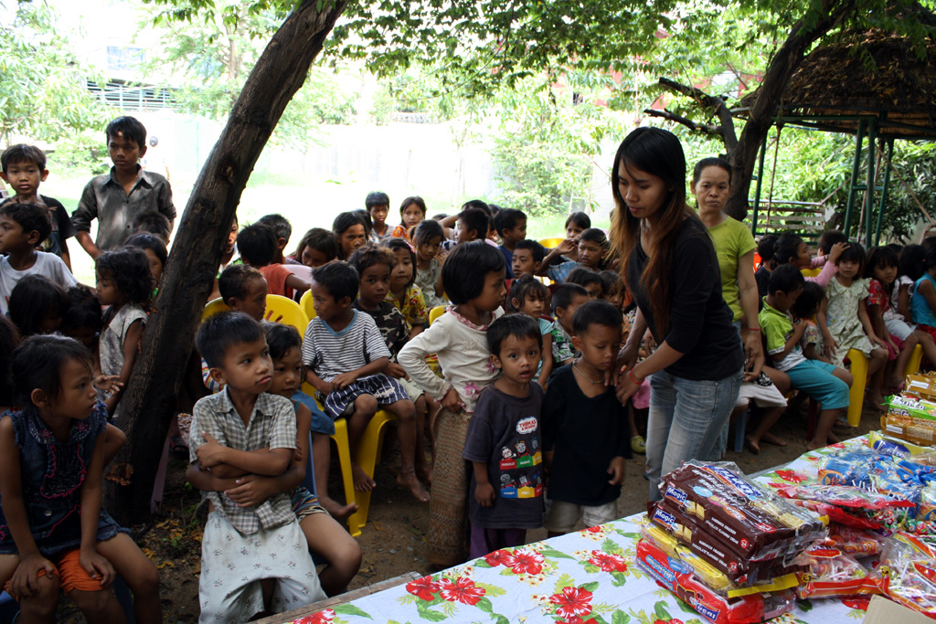 お菓子を待つカンボジアの子供たち