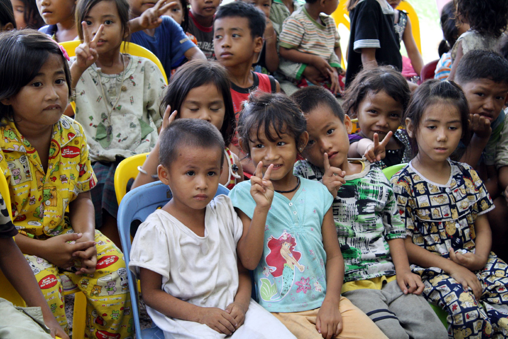 お菓子が欲しくて集まってきたカンボジアの子供たち