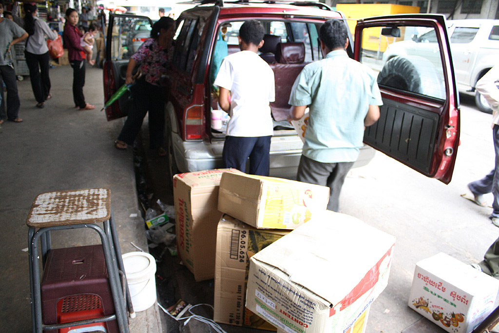 カンボジアで大量のお菓子をトラックに詰める