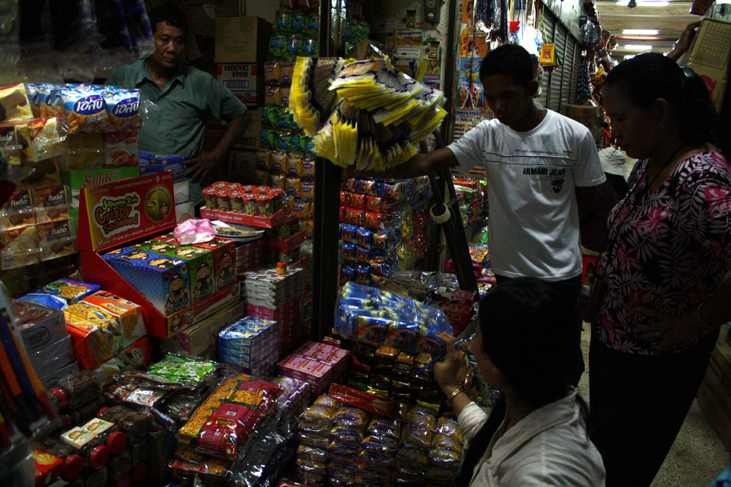 カンボジアのボランティアでお菓子を大人買い