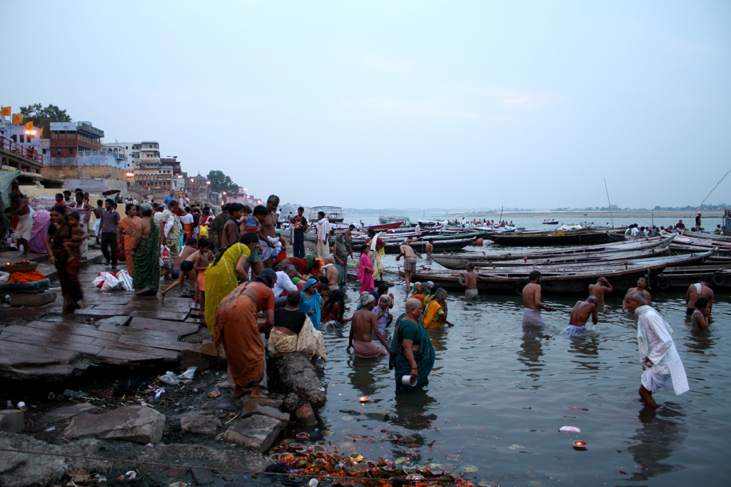ガンジス川で沐浴するインド人