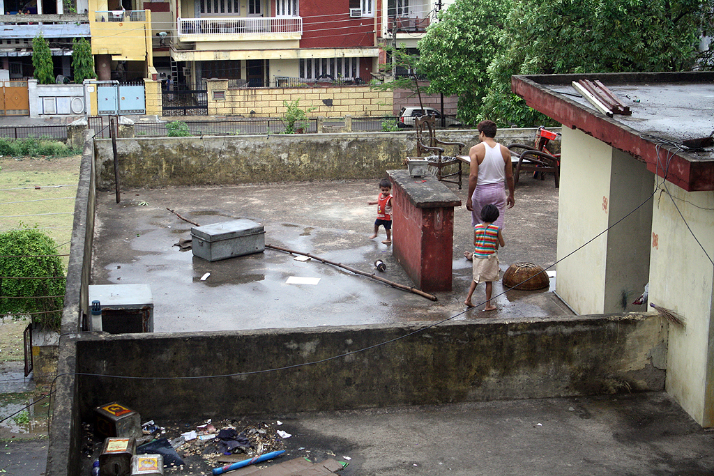 インドの大雨で屋上の掃除