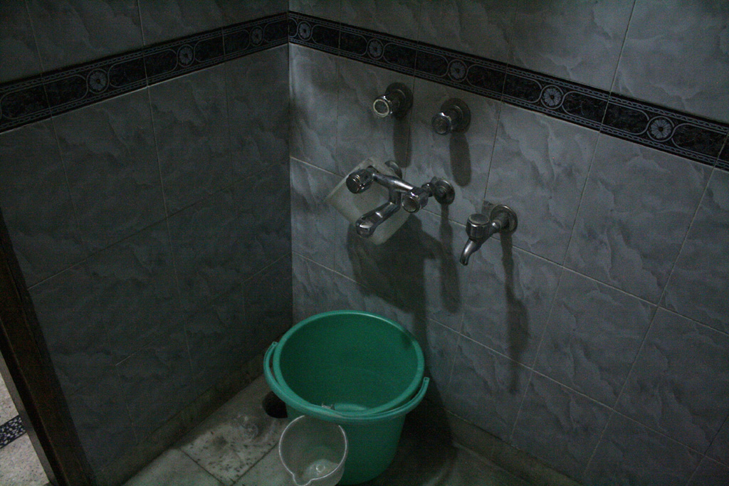 インドのホームステイのトイレ横のバケツ