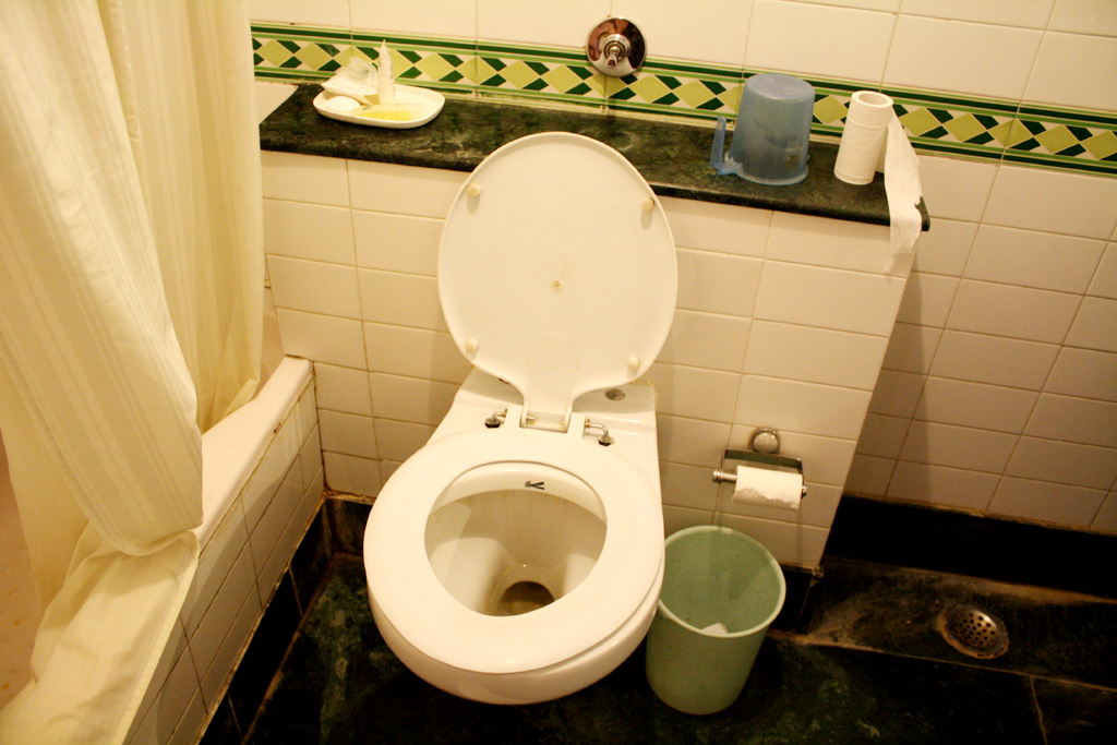 バラナシのホテル hotel vaibhavのトイレ
