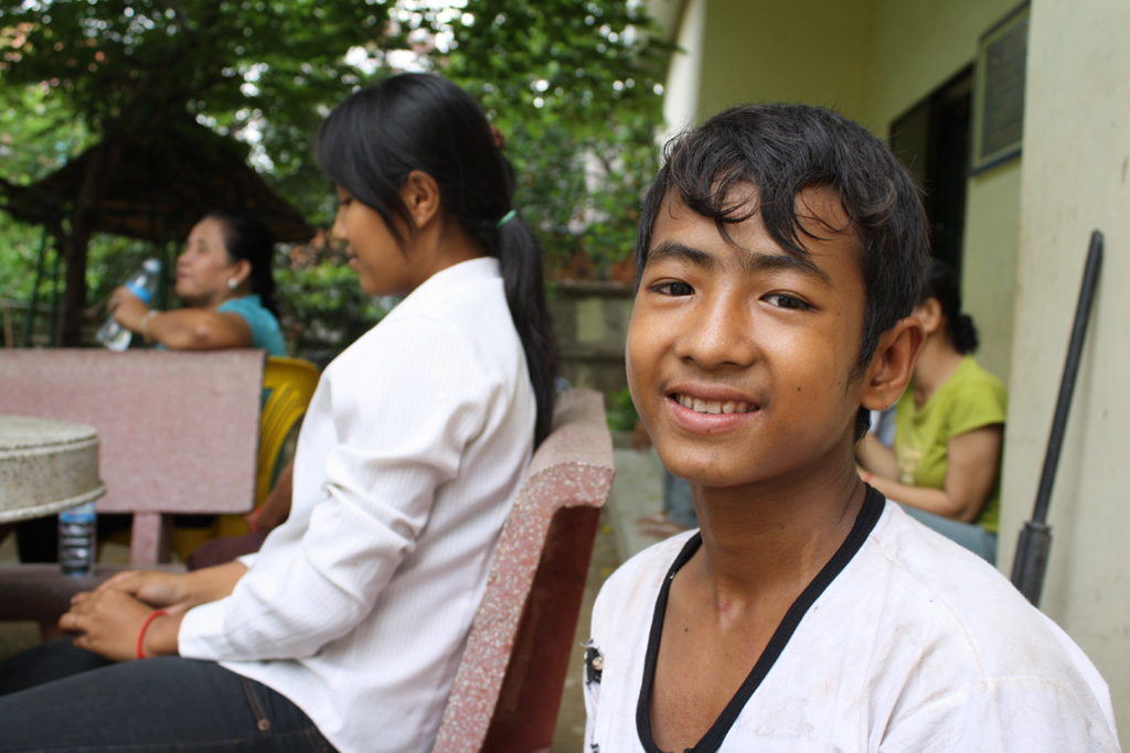 カンボジアの学校 ボランティアで働くラティ