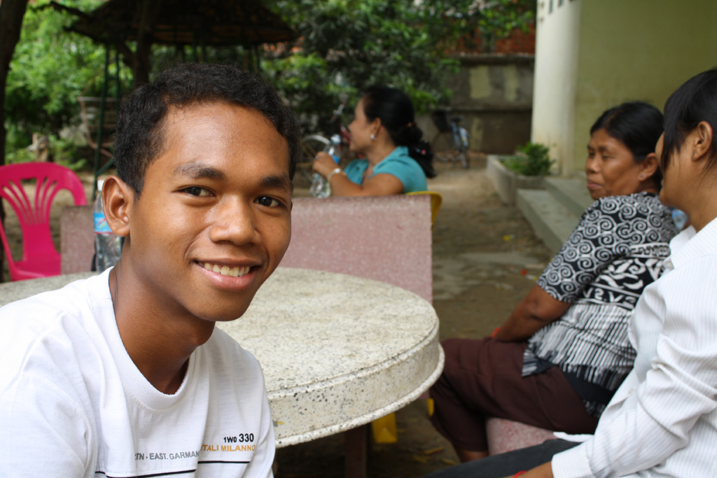 カンボジアの学校でボランティアで手伝っている学生 ポ