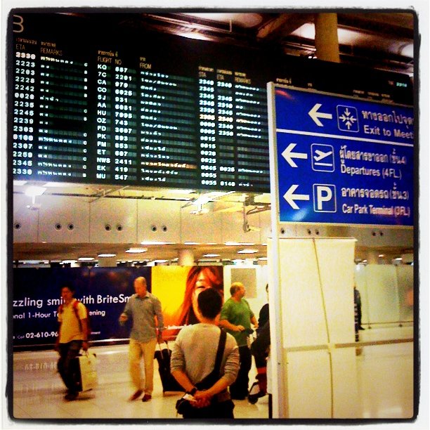 バンコクのスワンナプーム国際空港の到着ボード