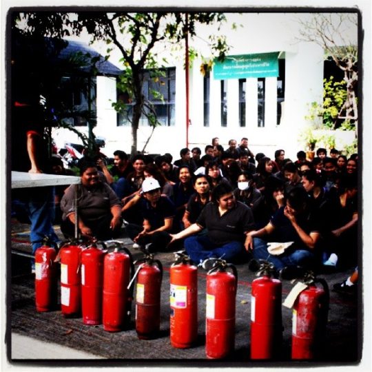 タイ工場の消火訓練に参加するタイ人