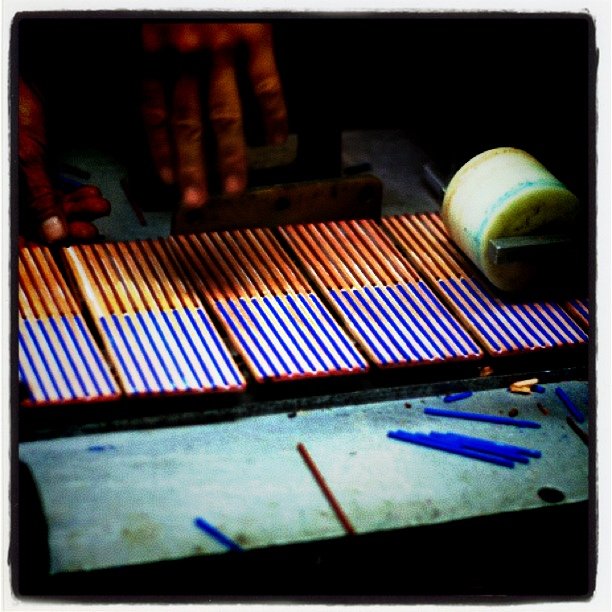 色鉛筆の工場見学２ ２色鉛筆の芯をセット