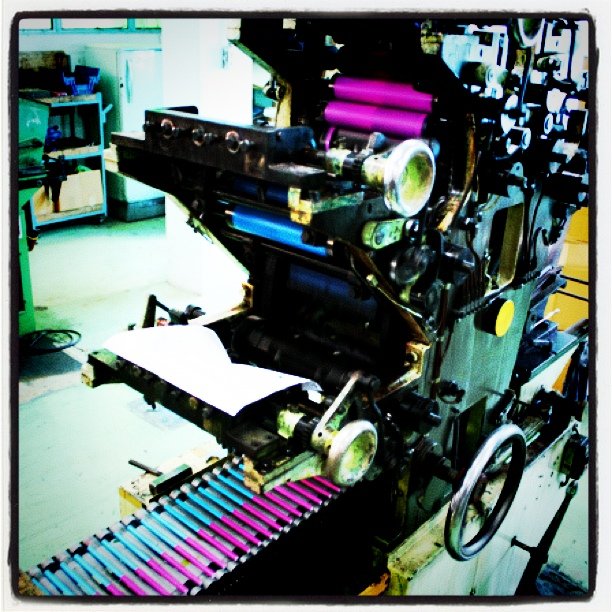 色鉛筆の工場見学６ 機械で色を塗る