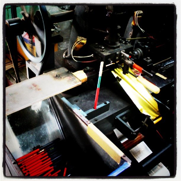 色鉛筆の工場見学７ 金色のロゴを印刷する機械