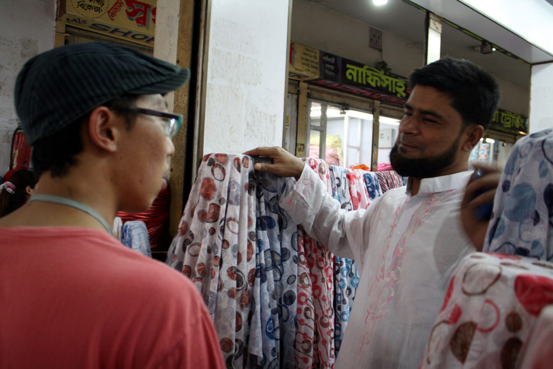 バングラデシュの市場で交渉