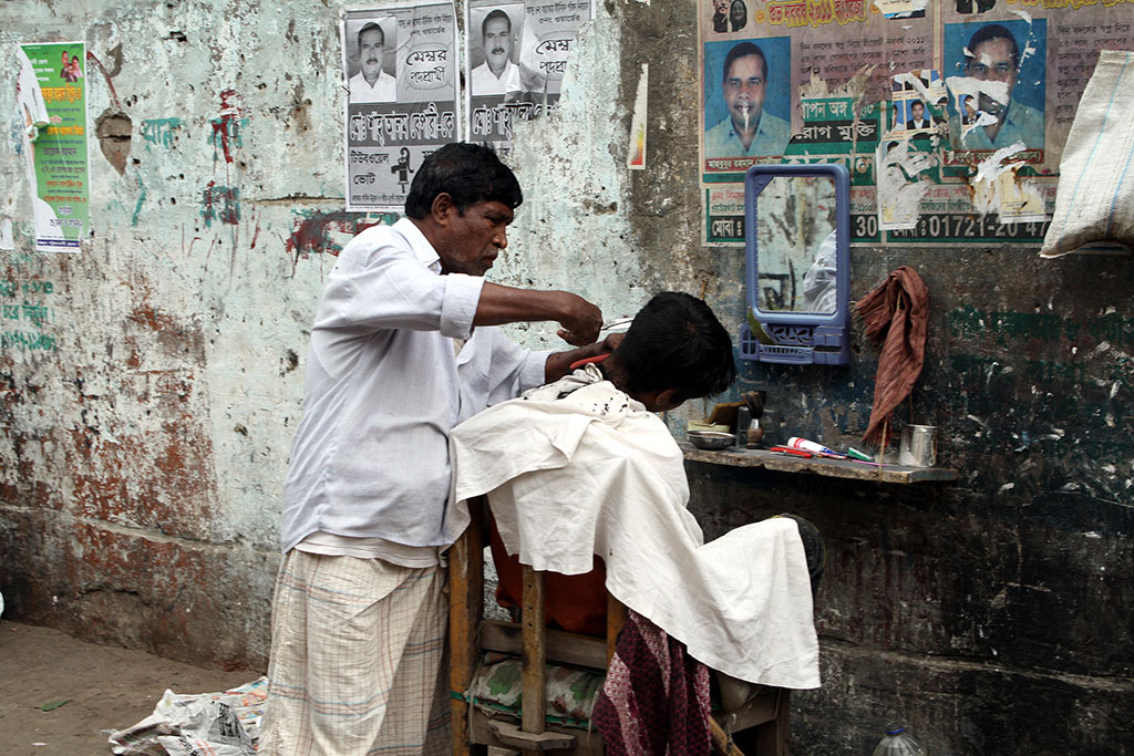 バングラデシュの路上の散髪屋