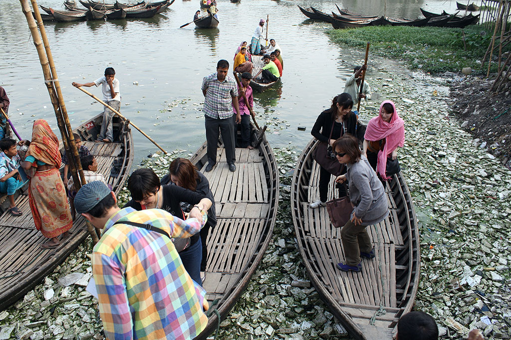 バングラデシュのダッカのスラムに船で向かう