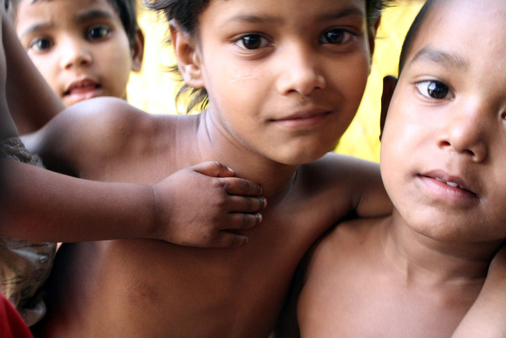 バングラデシュのスラムの子供たち