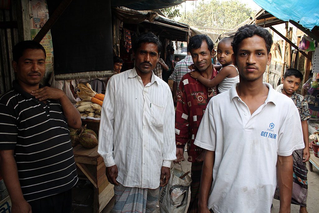 バングラデシュのスラム街で集まってきた大人たち