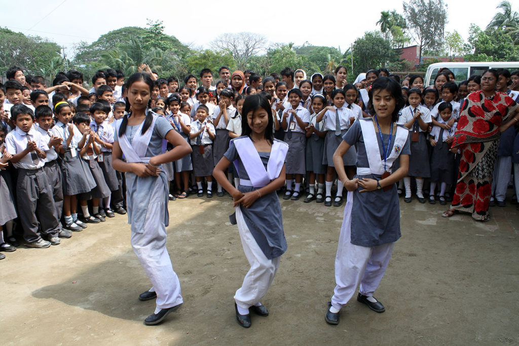 日本のODAで作られたバングラデシュの学校での学生ダンス