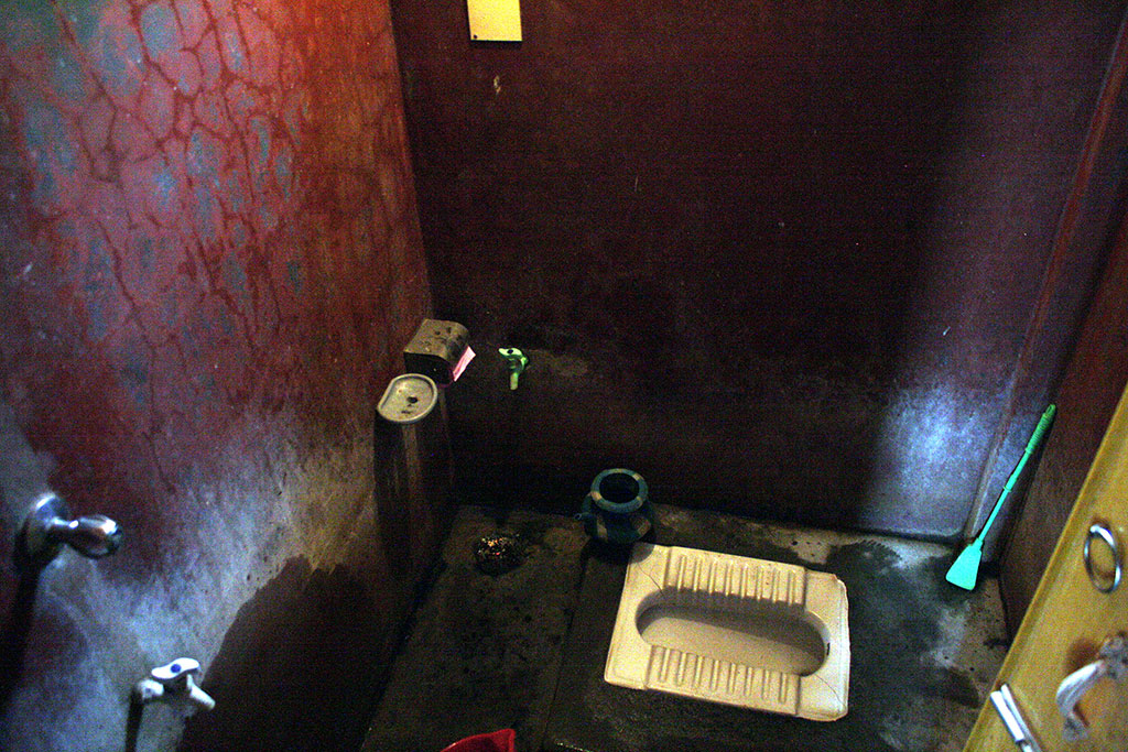 バングラデシュでブリーダーをやっている村のトイレ