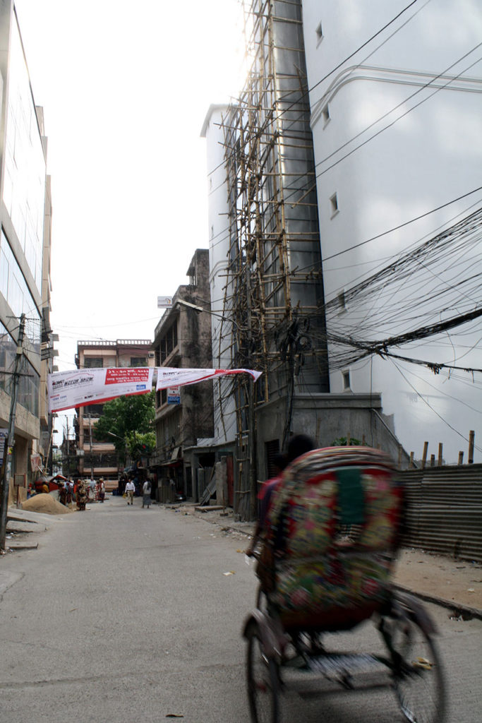 バングラデシュの建物の足場は竹、電線はグルグル