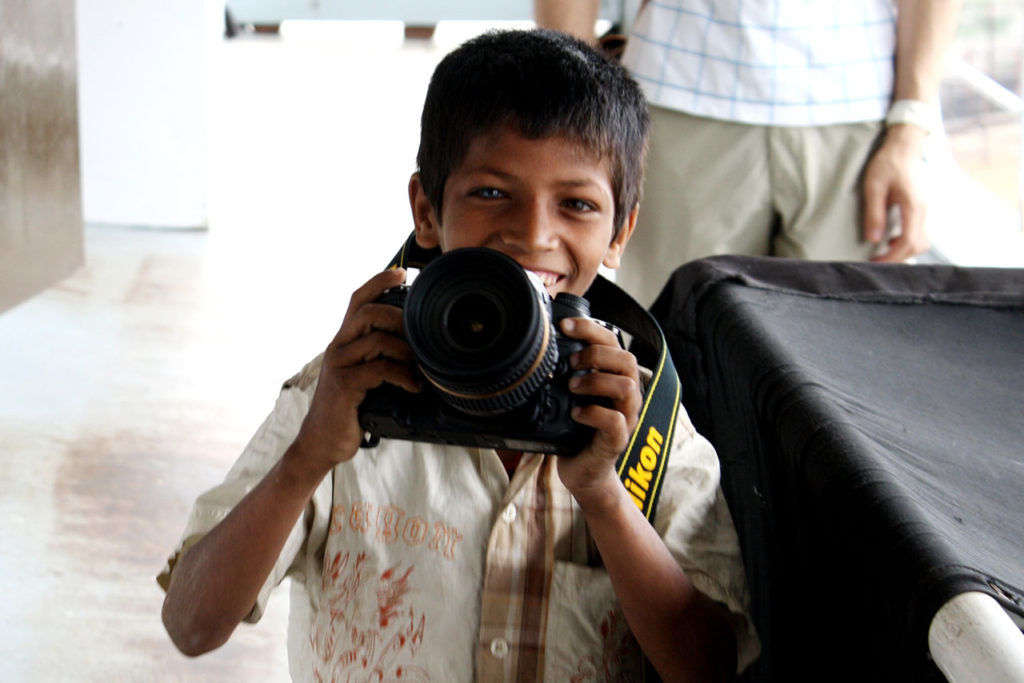 カメラを持って大喜びのバングラデシュの子供