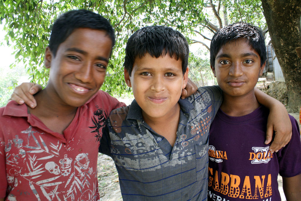 バングラデシュの村の子供たち