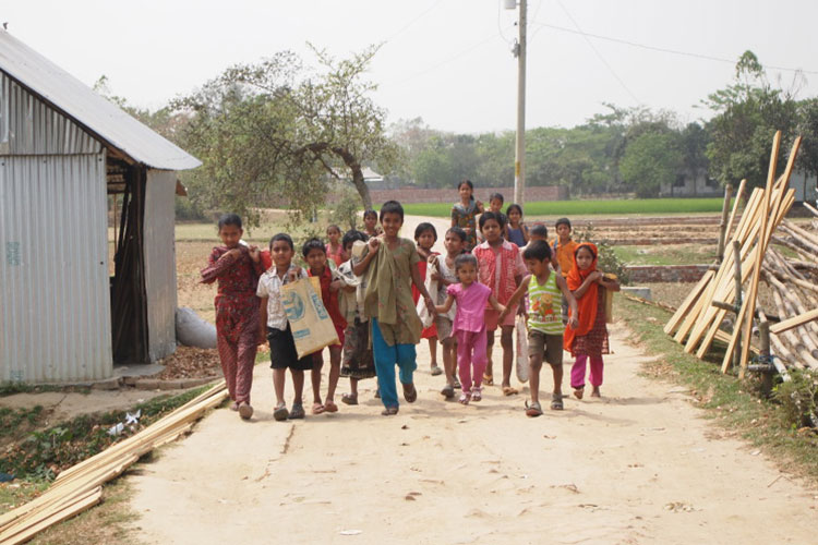 バングラデシュの村の学校帰りの子供たち