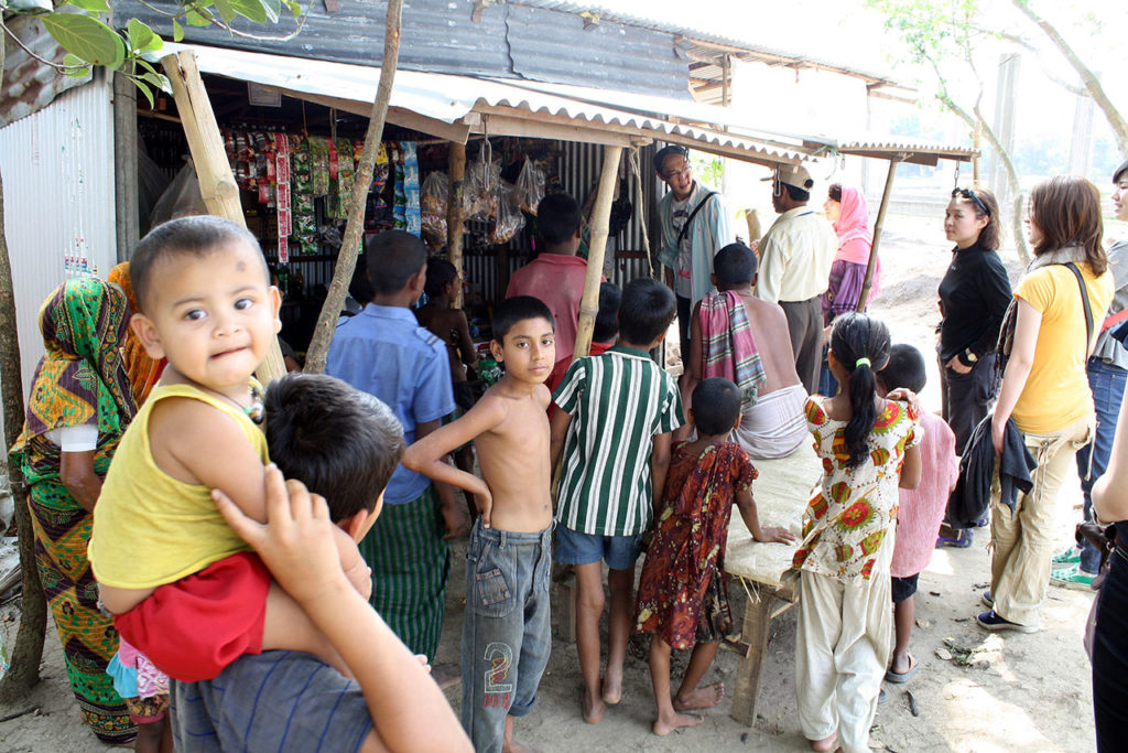 バングラデシュの村のタバコ屋で囲まれる