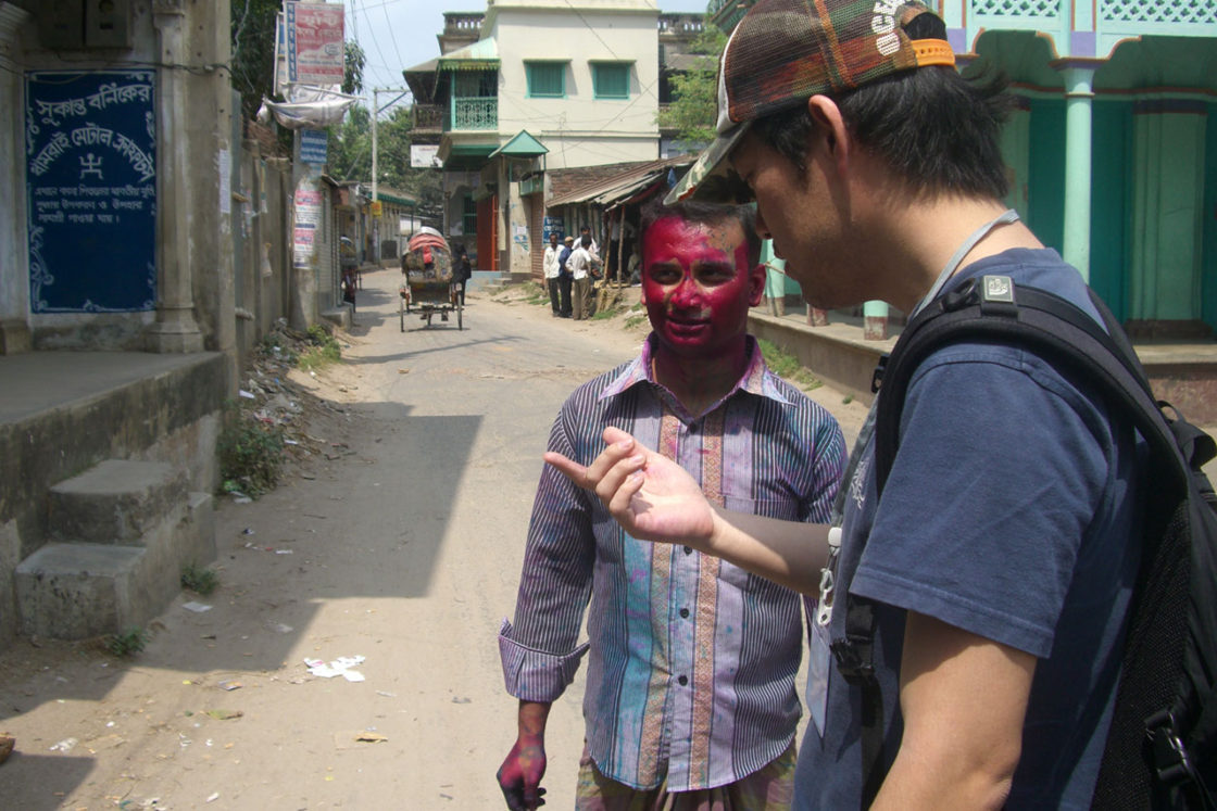 ホーリー祭で顔が赤いバングラデシュ人