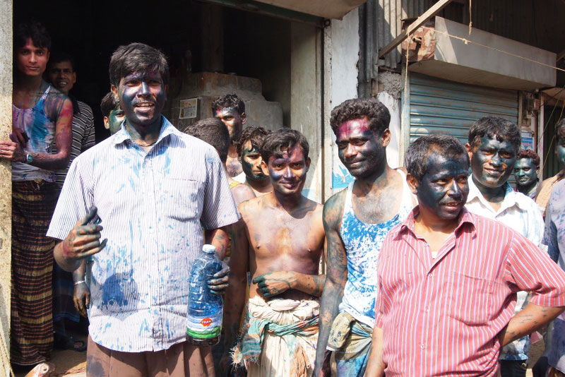 ヒンドゥー教のホーリー祭でカラフルになった男たち