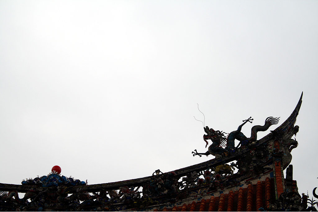 台北の観光スポットの龍山寺の屋根