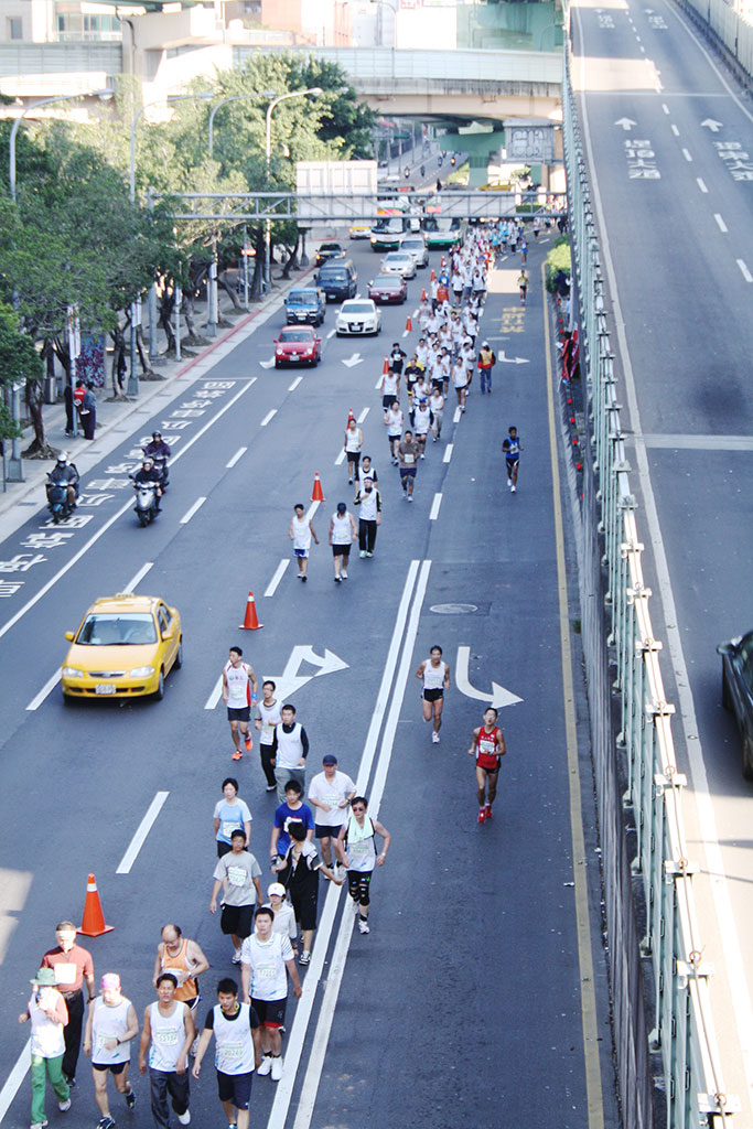 歩道橋から見た台北マラソン