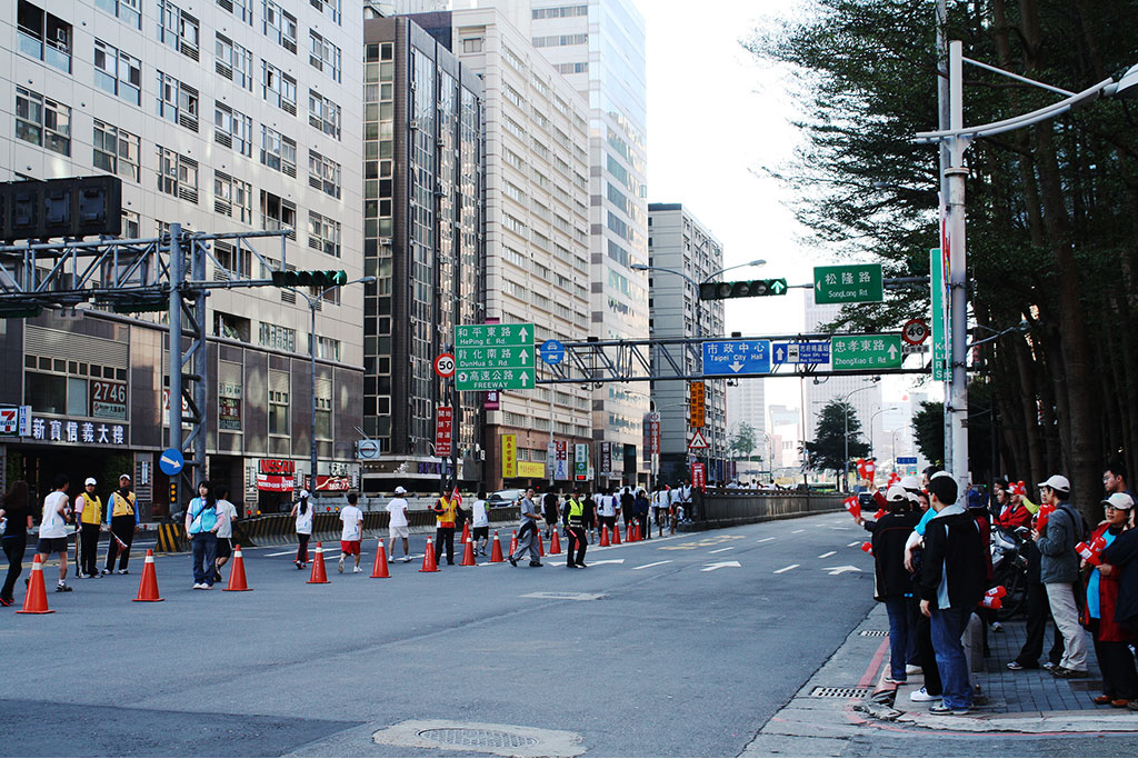 台北マラソンの交通規制で道路が渡れない