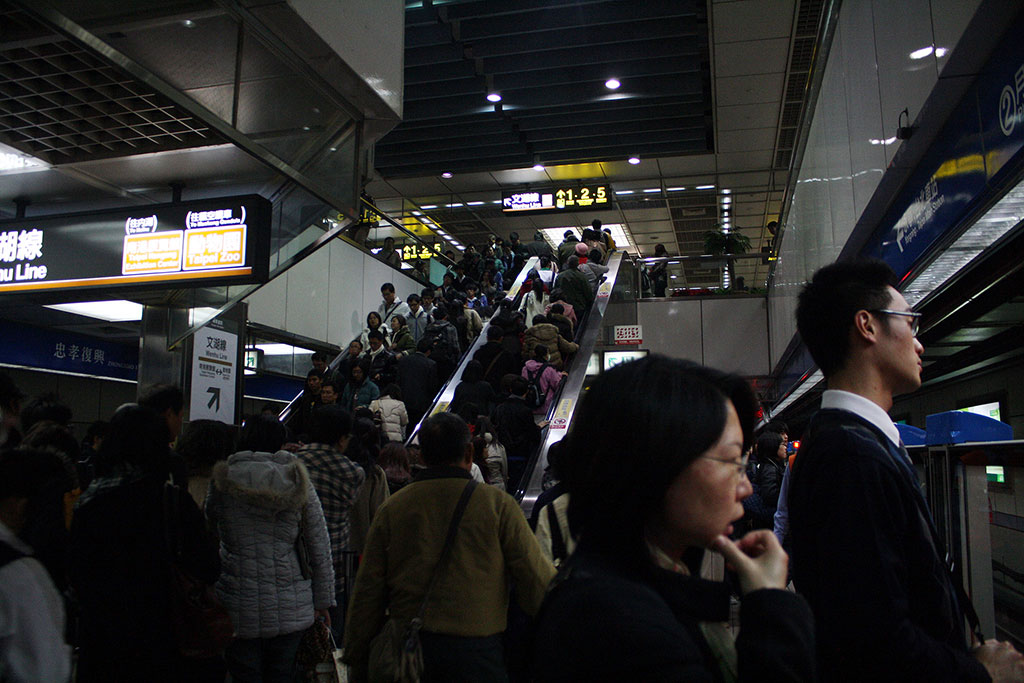 夜の台北駅は大混雑