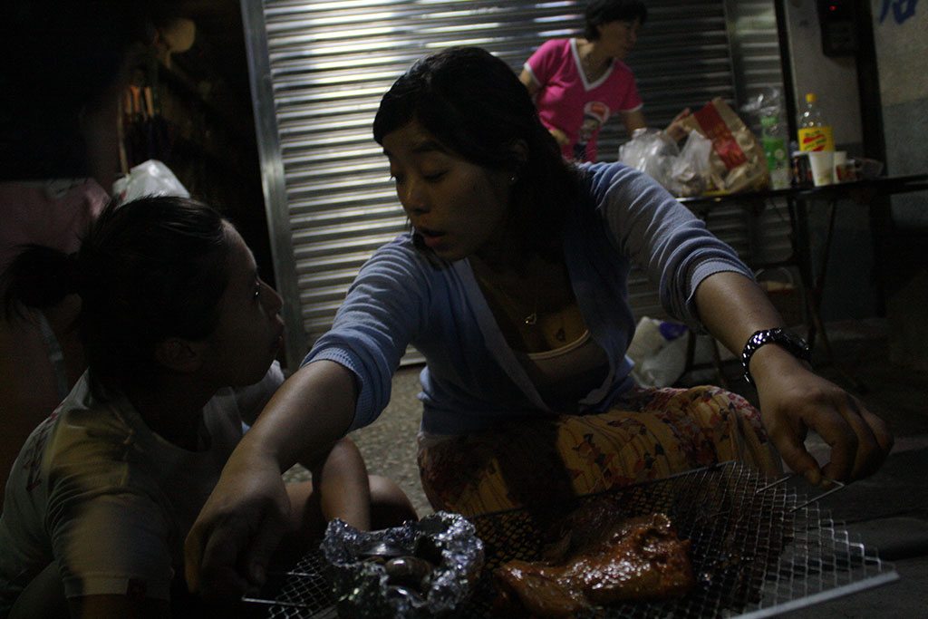 台湾の中秋節はBBQ！路上で肉を焼く