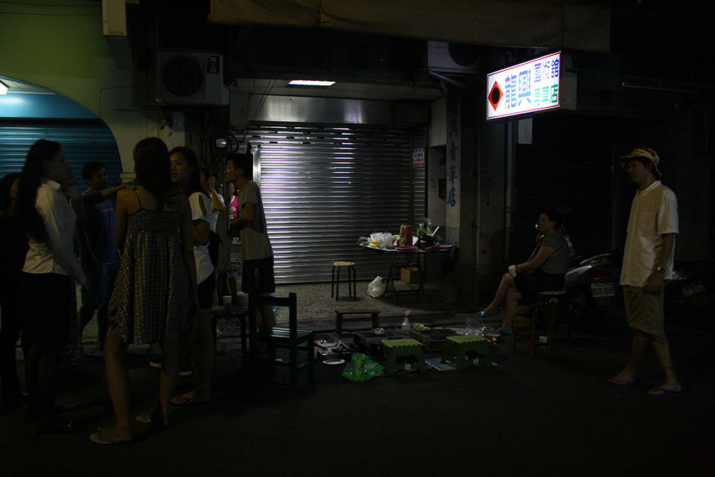 台北で暗闇の中でBBQ