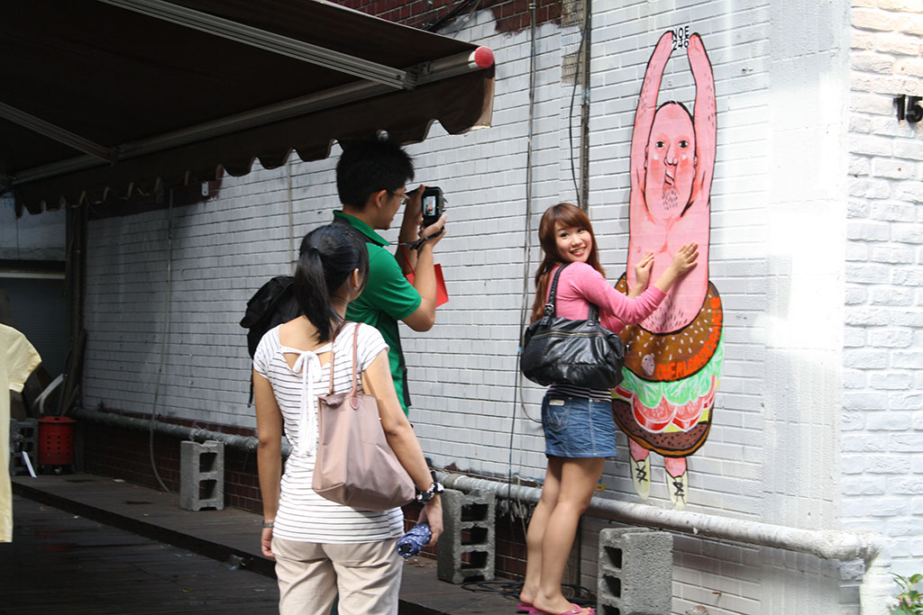 忠孝敦化の東區でイラストの父を揉む台湾女子