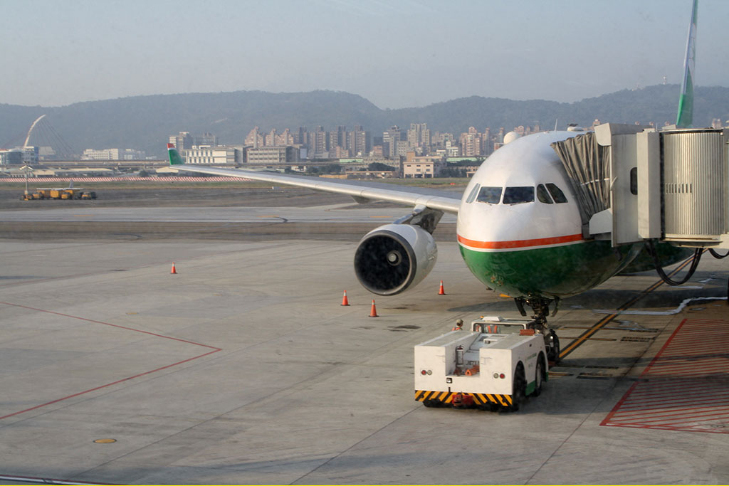 台湾の松山空港から羽田に向かうエバー航空