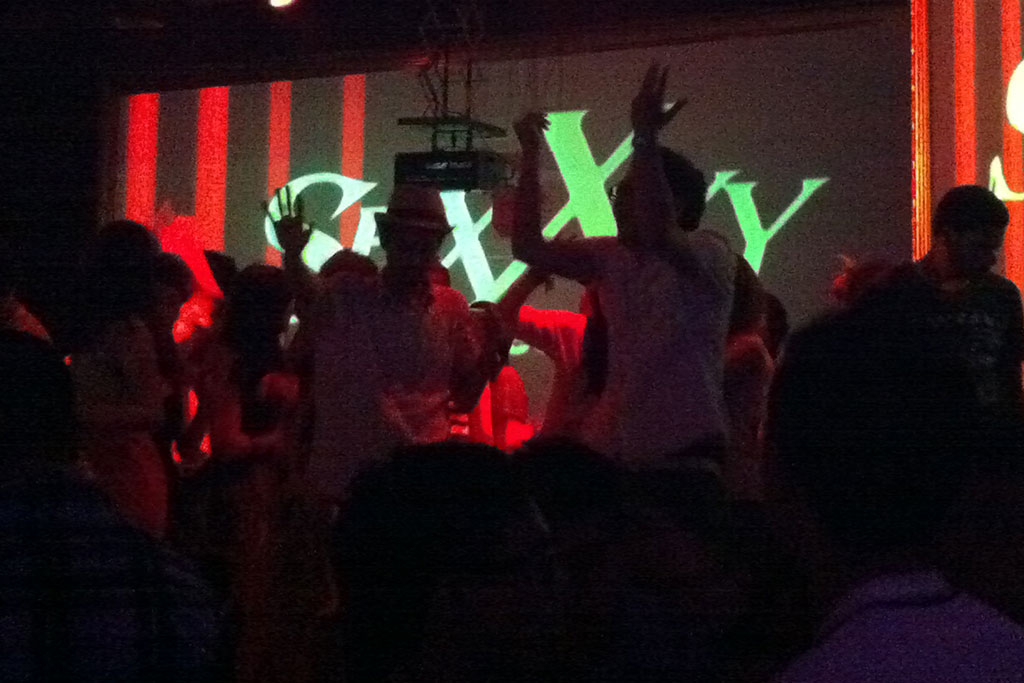 台北のクラブでノリノリで踊る２