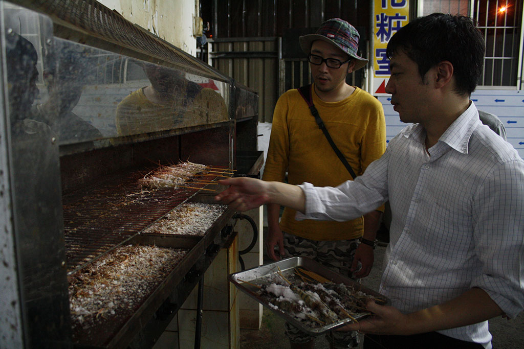 台北でエビ釣りで釣ったエビを焼く