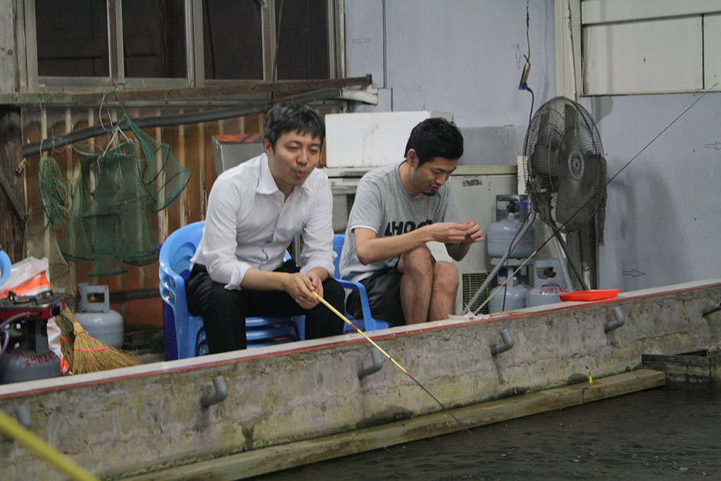 台北のエビ釣りで交流