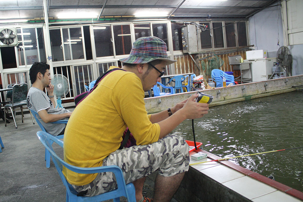台北のエビ釣りの様子を映像で撮る