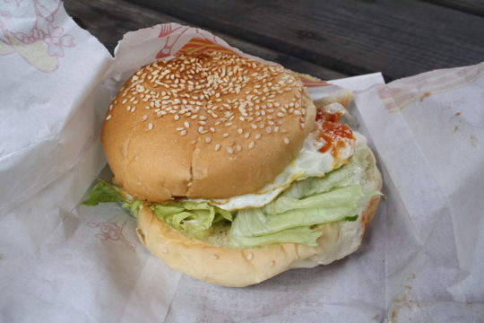 国立台湾師範大学で食べたハンバーガー
