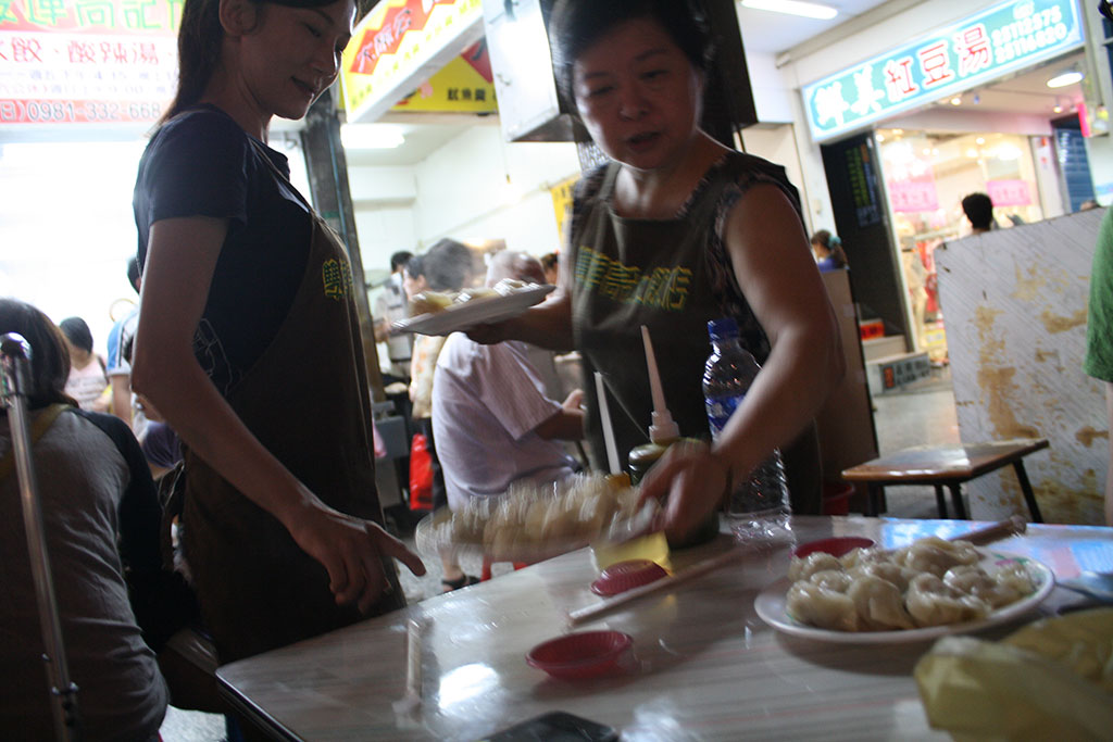 台北の屋台で水餃子を注文